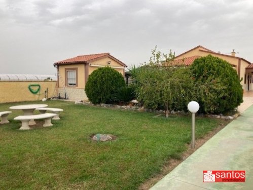 CHALET EN VENTA EN DON BENITO (SEMICENTRO)