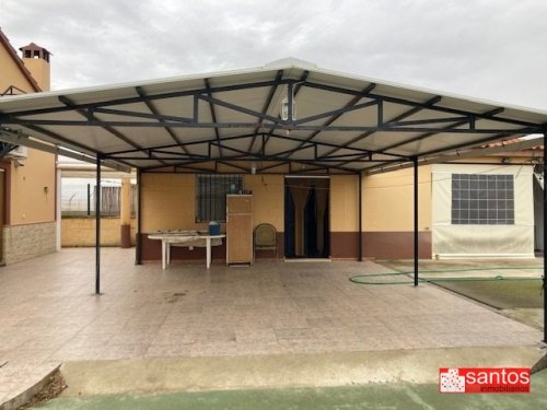 CHALET EN VENTA EN DON BENITO (SEMICENTRO)