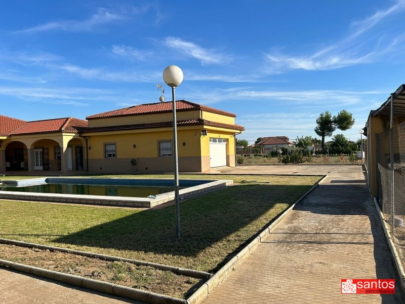 CHALET EN VENTA EN DON BENITO (LAS ARENAS)