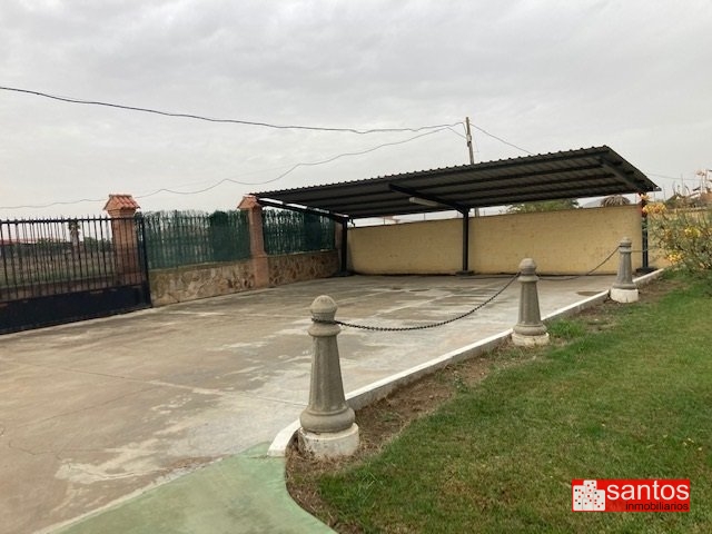 CHALET EN VENTA EN DON BENITO (SEMICENTRO)