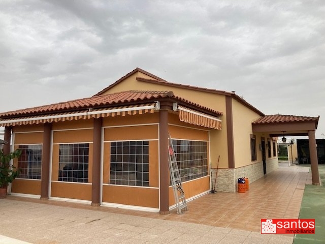 CHALET EN VENTA EN DON BENITO (SEMICENTRO)