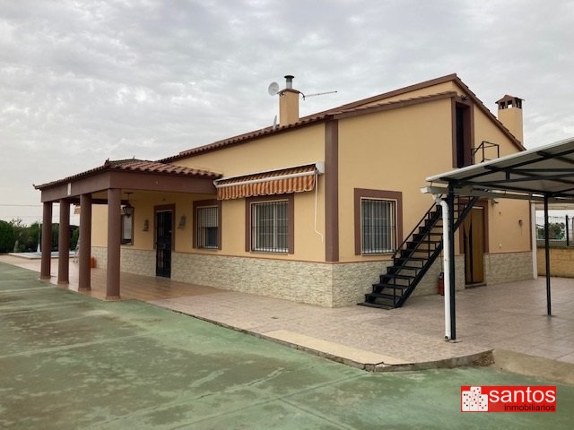 CHALET EN VENTA EN DON BENITO (SEMICENTRO)